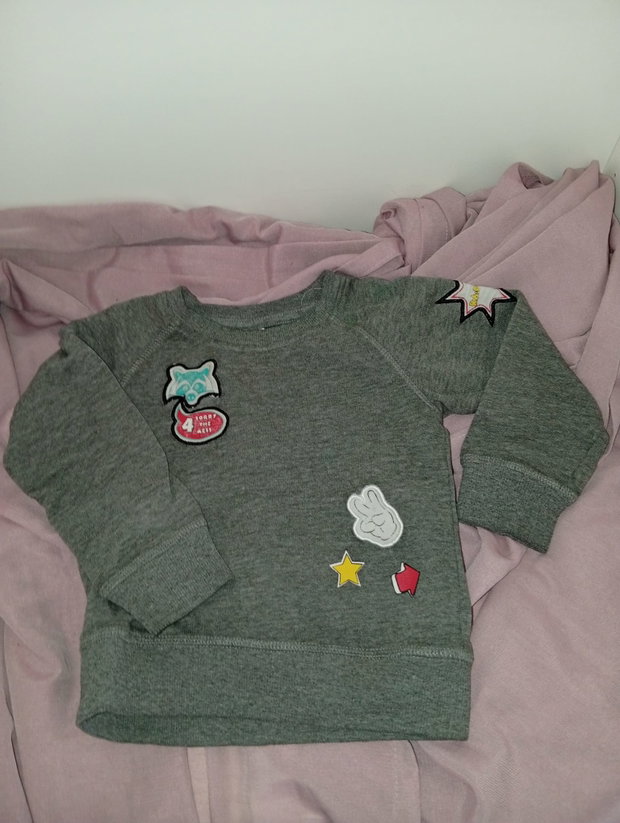 🩶 Grauer Pullover mit bunten Aufnähern – Größe 86/92