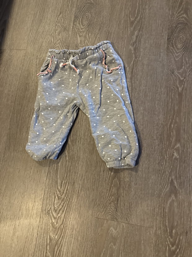 Hose grau mit Herzen