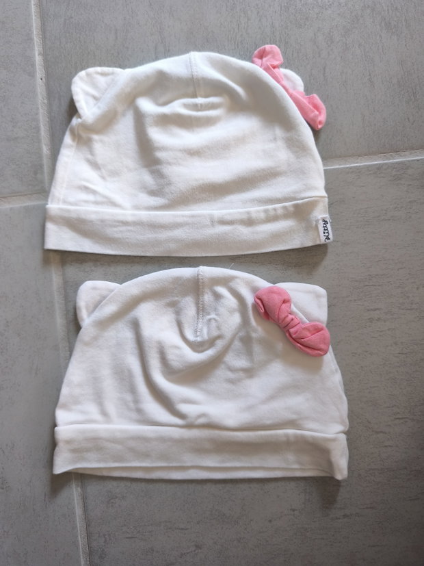 2 Mützen mit rosa schleifen 