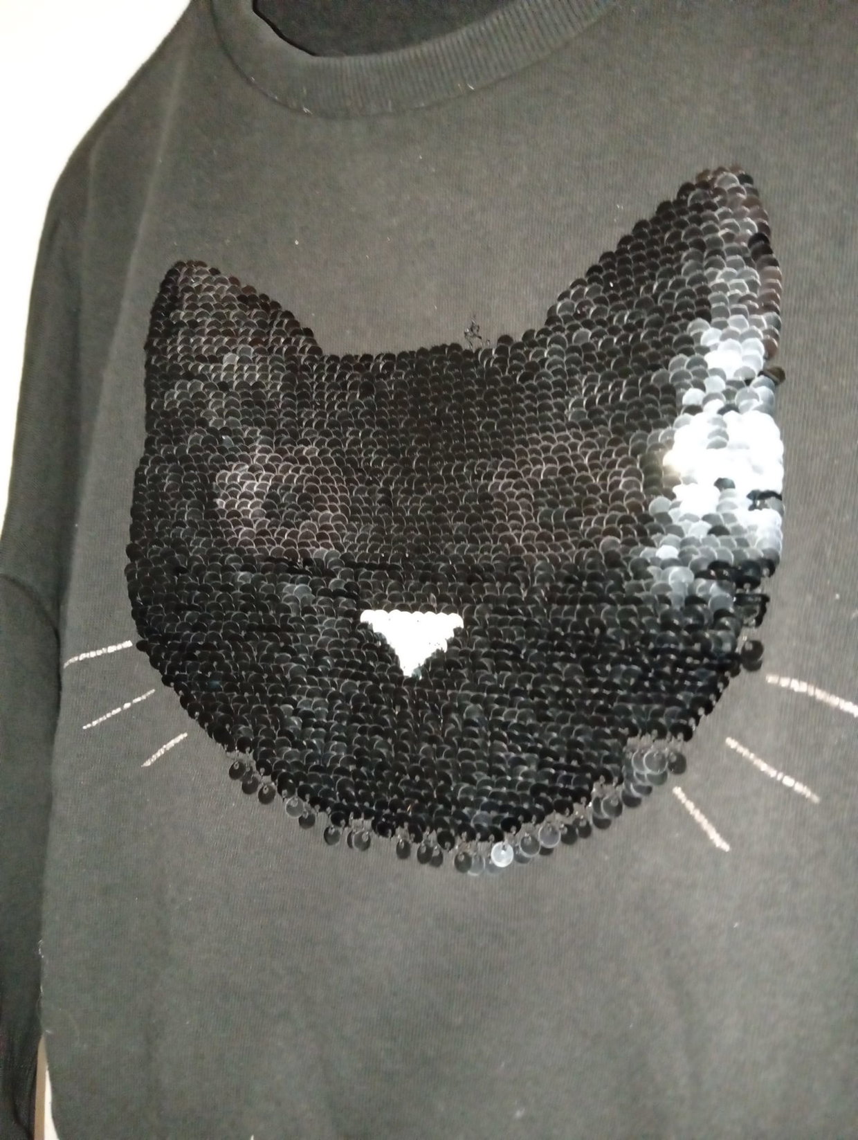 🐱 Schwarzer Pullover mit Wende-Pailletten-Katze – Gr. 134/140