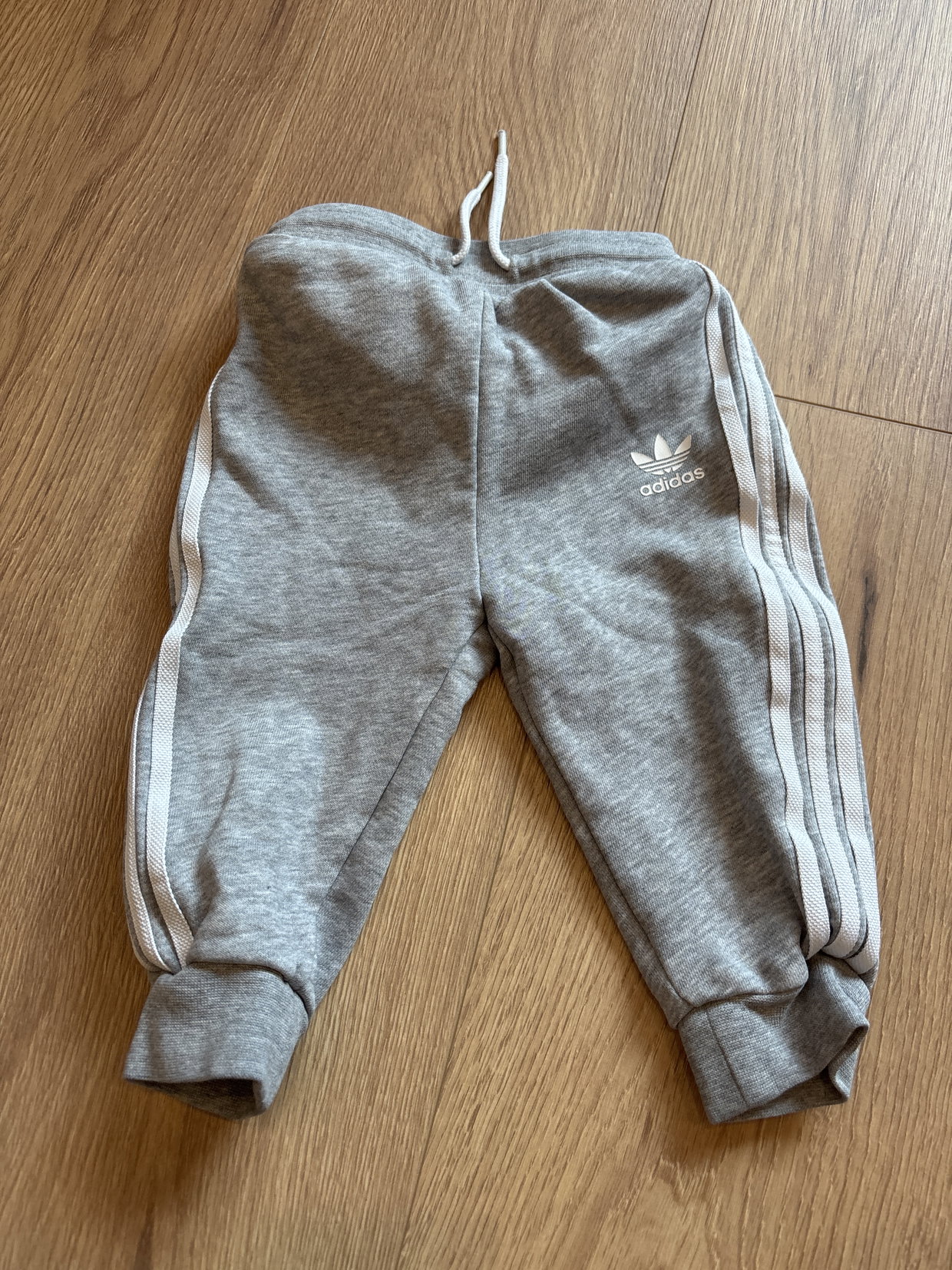 Graue Adidas Jogginghose