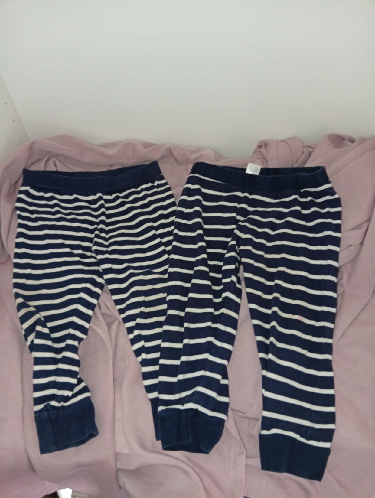 💙🤍 2 Jogginghosen im Streifenlook – Größe 86