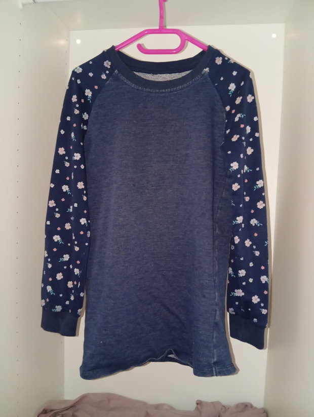 💙 Blaues Langarmshirt mit Blumenärmeln – Gr. 134