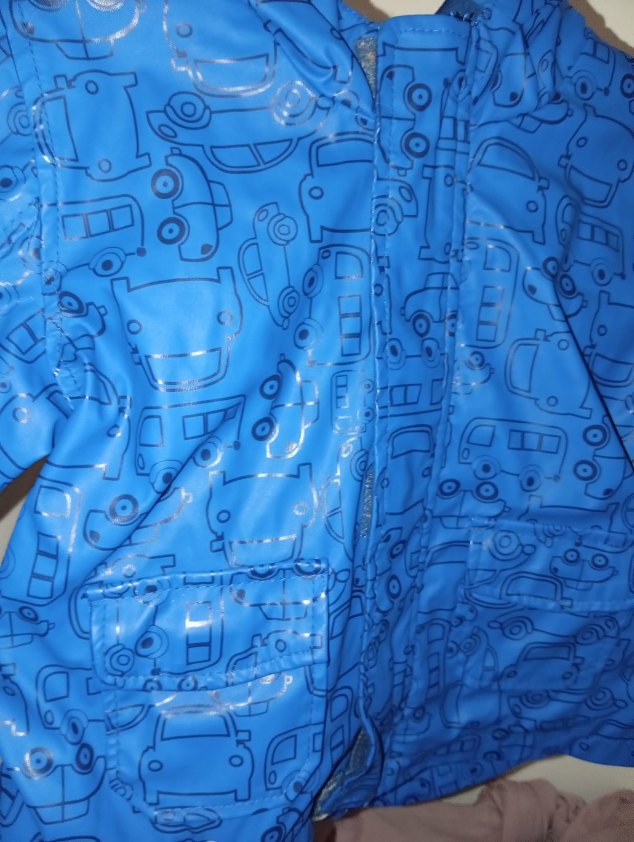 Blaue Regenjacke mit Fahrzeugmotiven 💙🚗