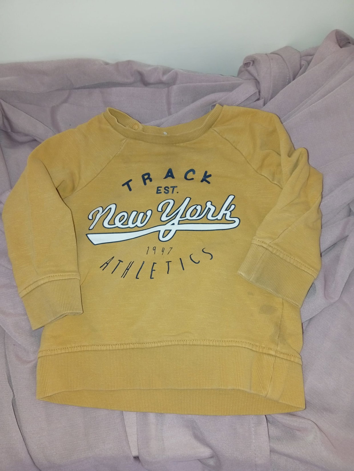 💛 Senfgelber Pullover mit „New York Athletics“-Aufdruck – Größe 86
