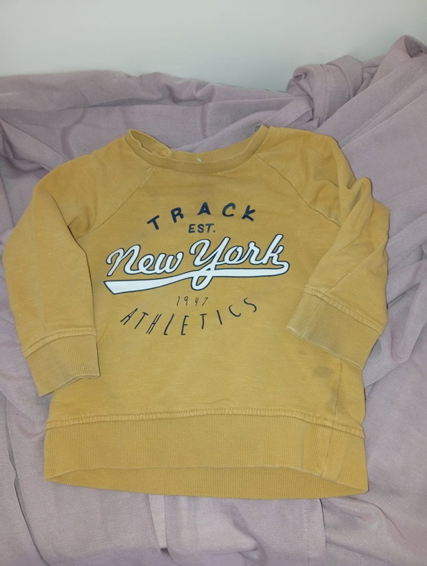 💛 Senfgelber Pullover mit „New York Athletics“-Aufdruck – Größe 86