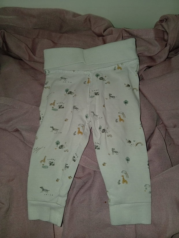 🤍 Weiße Babyhose mit zartem Tierprint – Größe 62