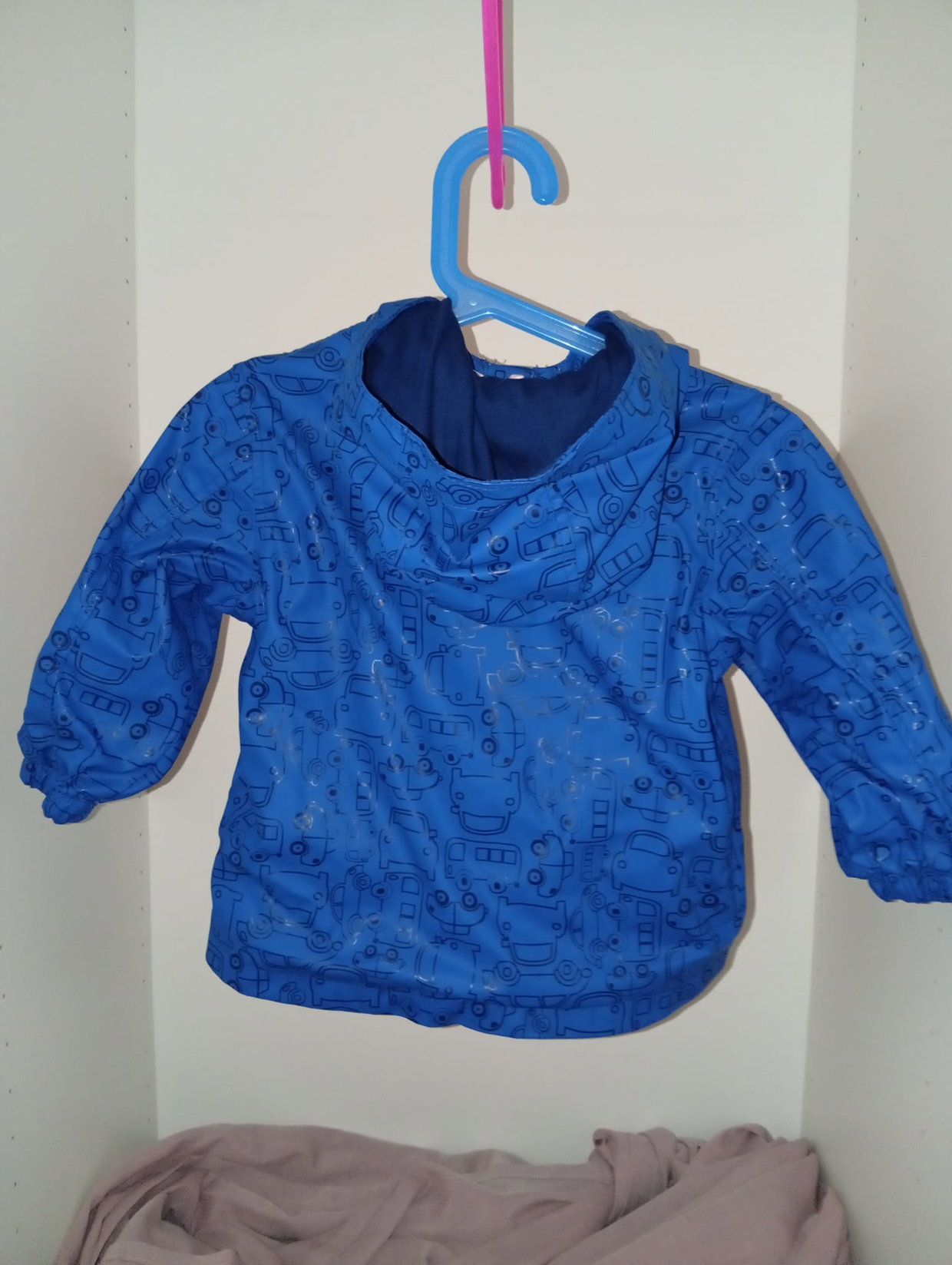 Blaue Regenjacke mit Fahrzeugmotiven 💙🚗
