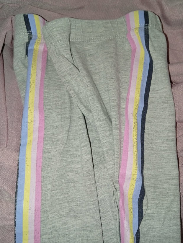 🌈 Graue Leggings mit bunten Seitenstreifen – Größe 110