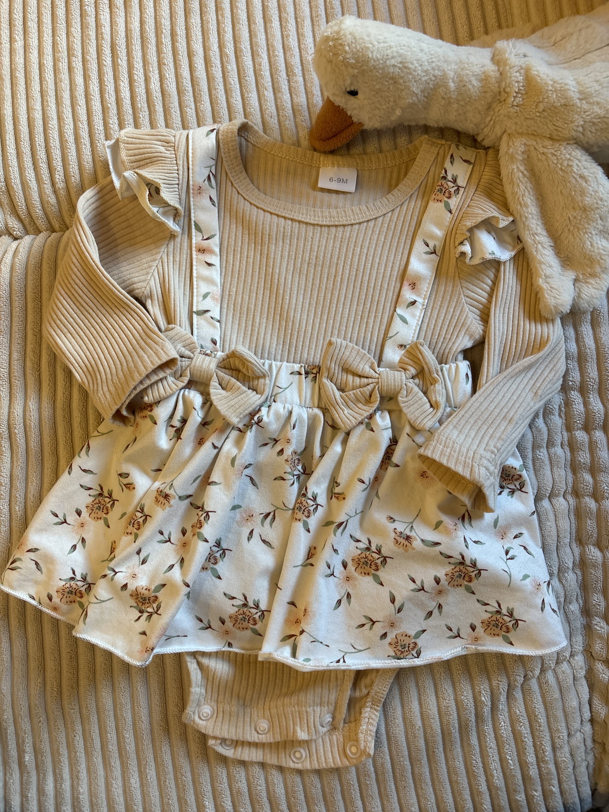Kleid beige mit Blumen, Größe 6-9 Monate