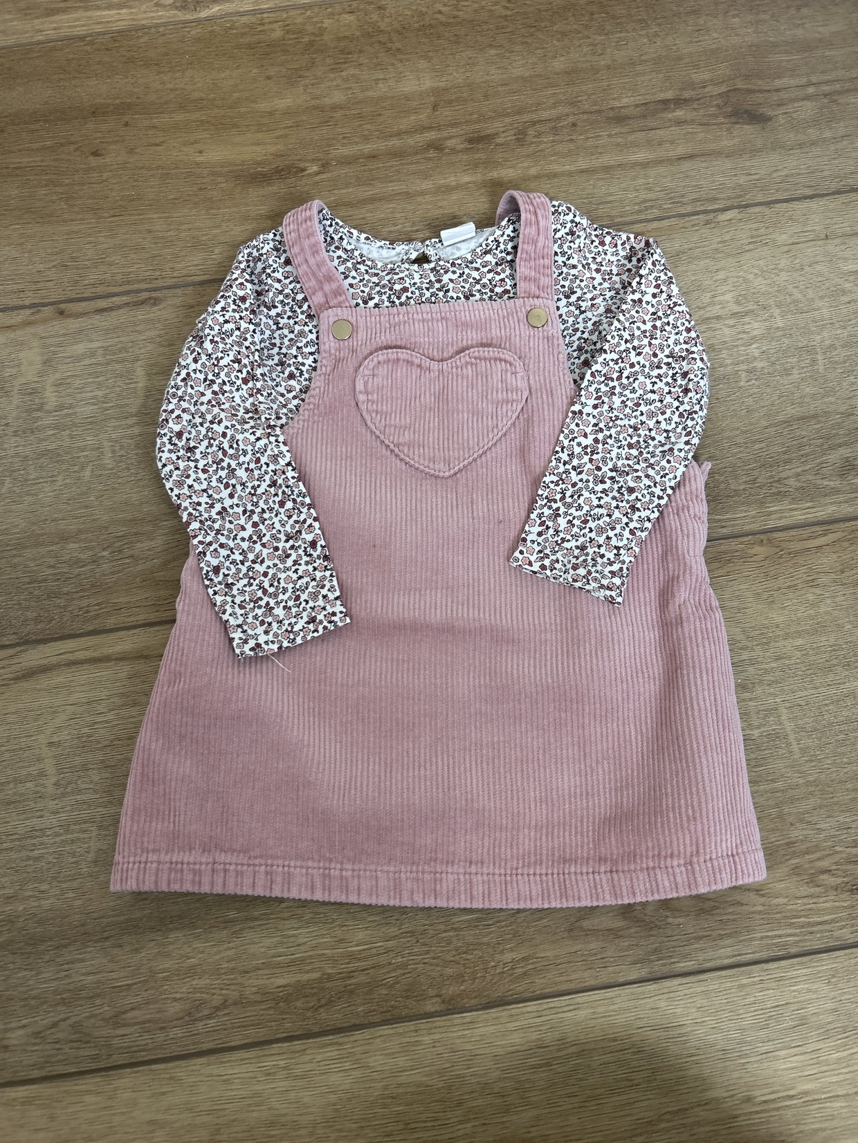  Cordkleid mit Pulli 86