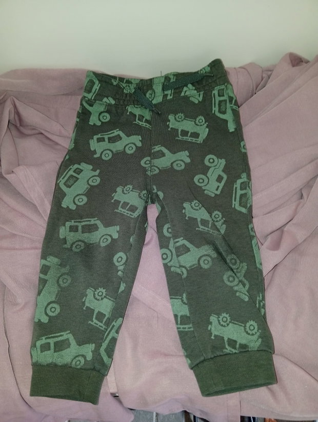 🚜 Dunkelgraue Hose mit grünen Traktoren – Gr. 86