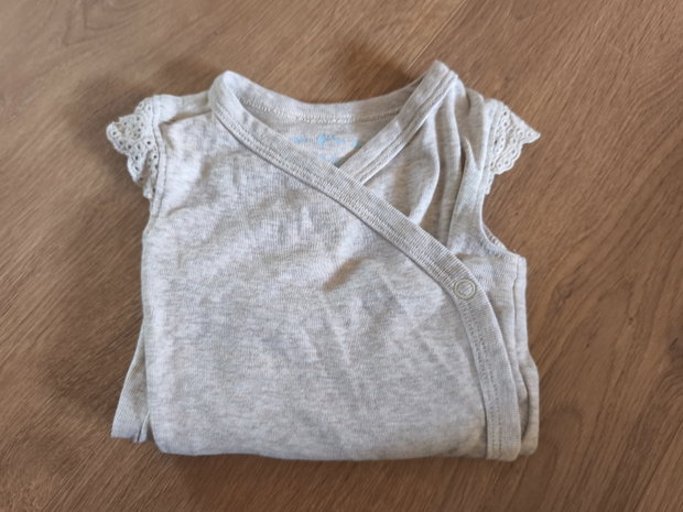 Beige kurzarm body 62/68
