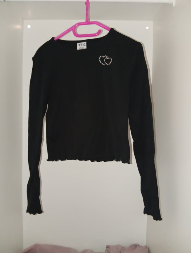 🖤 Schwarzer Pullover mit glitzernden Herzen – Gr. 134/140