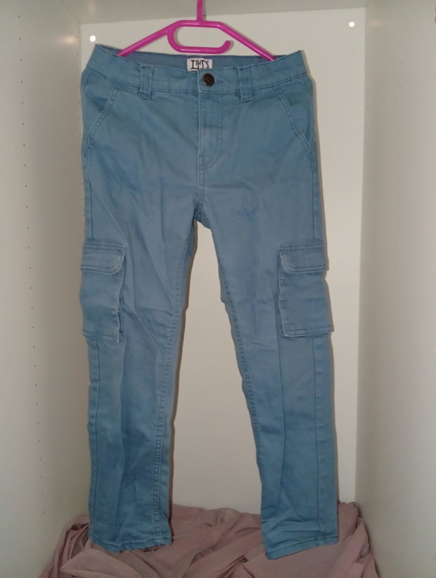 💙 Hellblaue Cargo-Hose mit Seitentaschen – Gr. 140