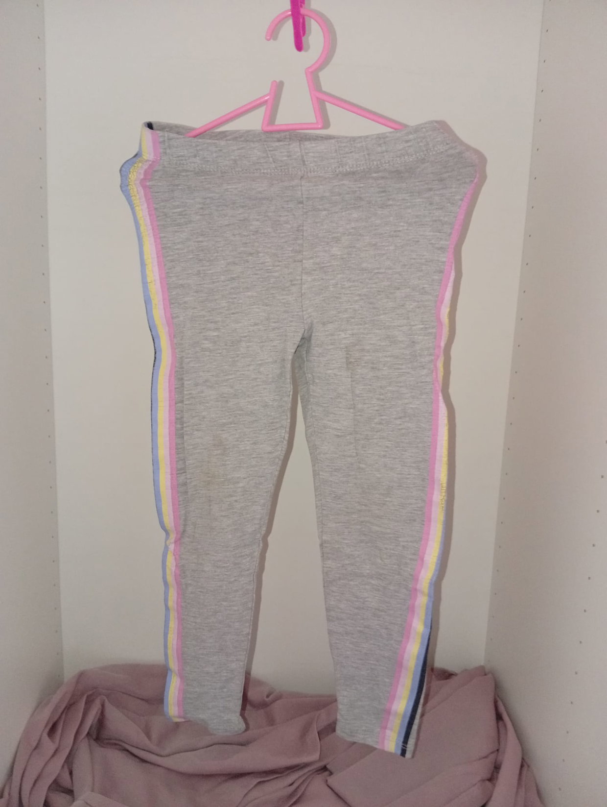 🌈 Graue Leggings mit bunten Seitenstreifen – Größe 110