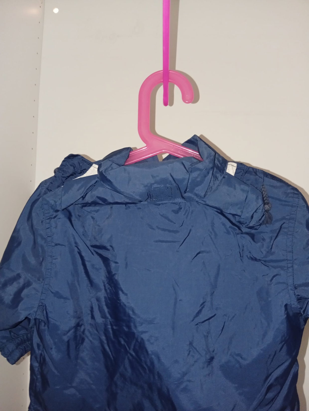 Blaue Übergangsjacke mit einrollbarer Kapuze 💙