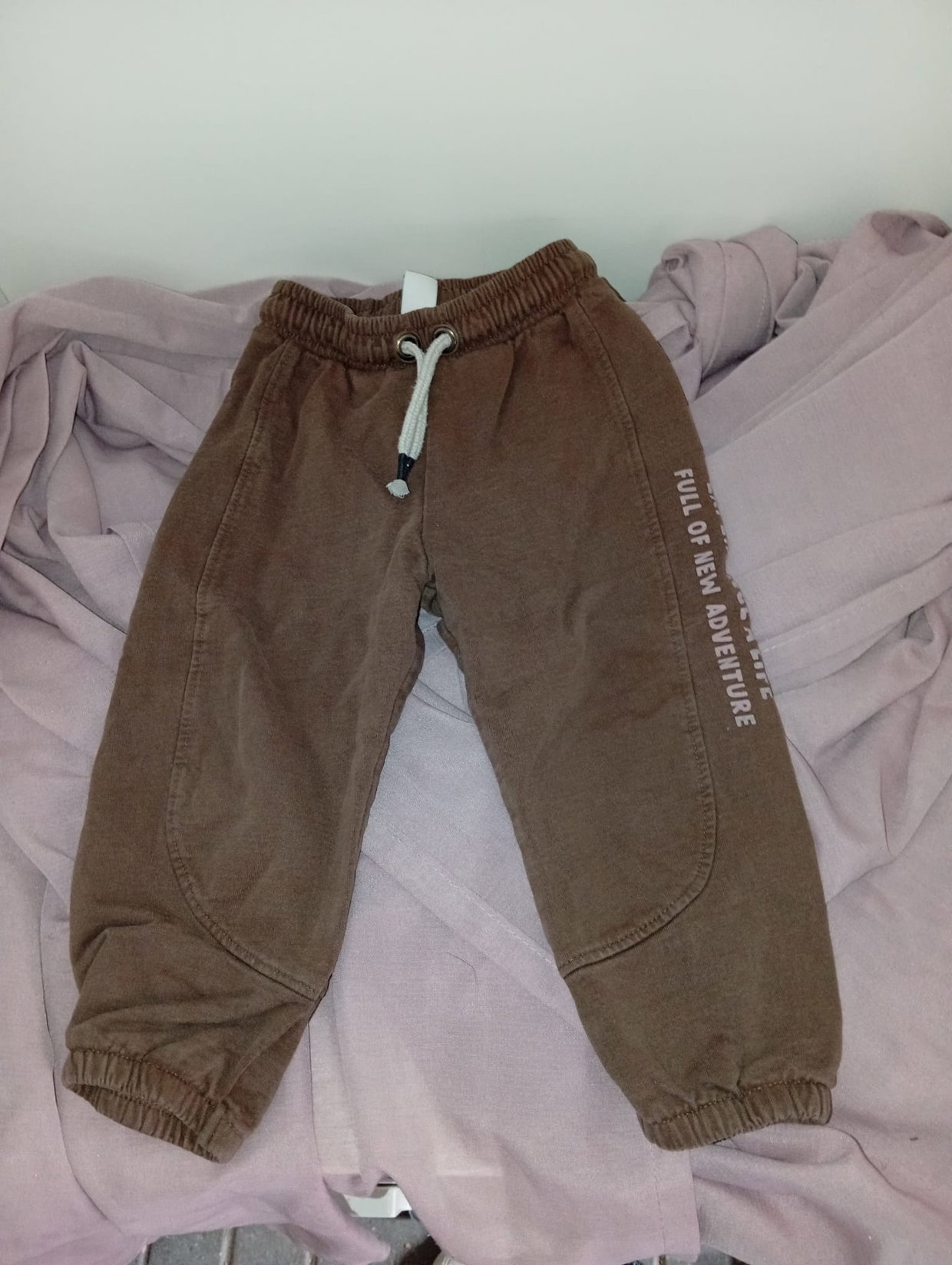🤎 Braune Hose mit Schriftaufdruck – Größe 86