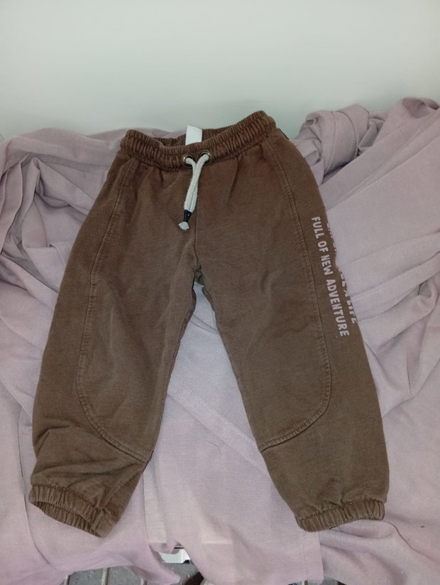 🤎 Braune Hose mit Schriftaufdruck – Größe 86