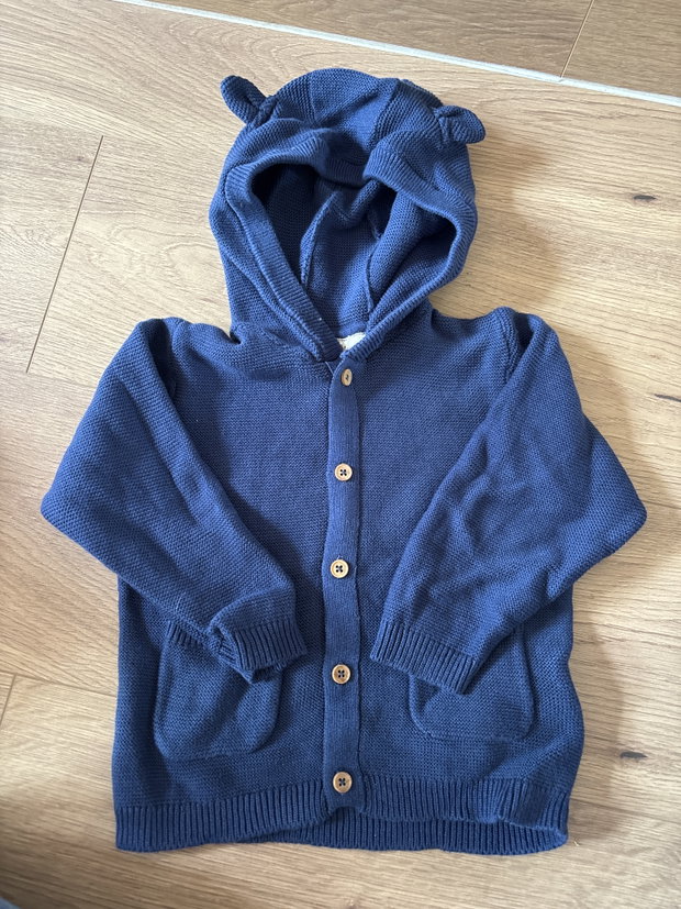 Blaue Strickjacke 