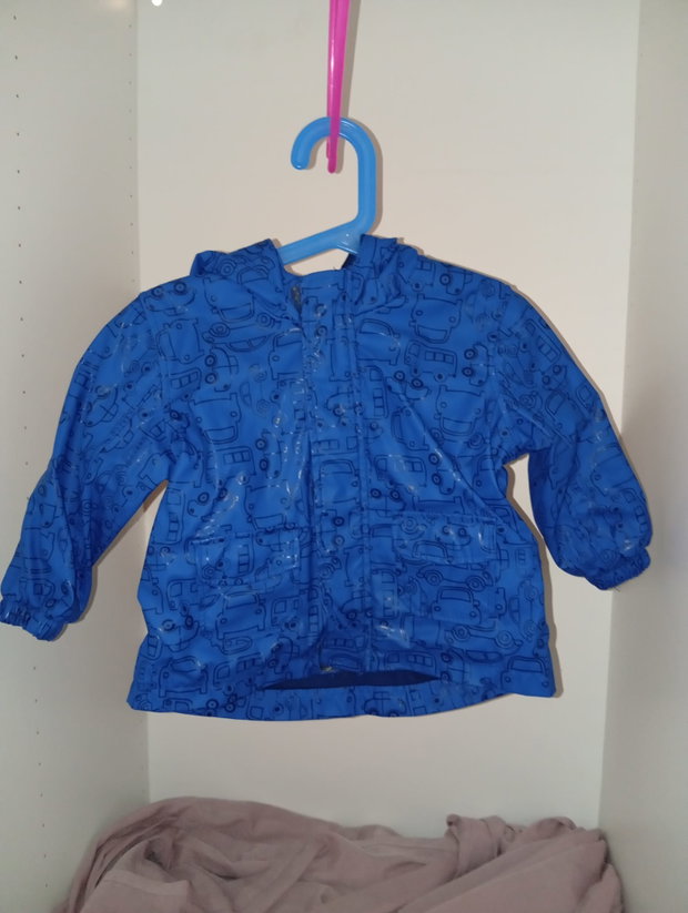 Blaue Regenjacke mit Fahrzeugmotiven 💙🚗