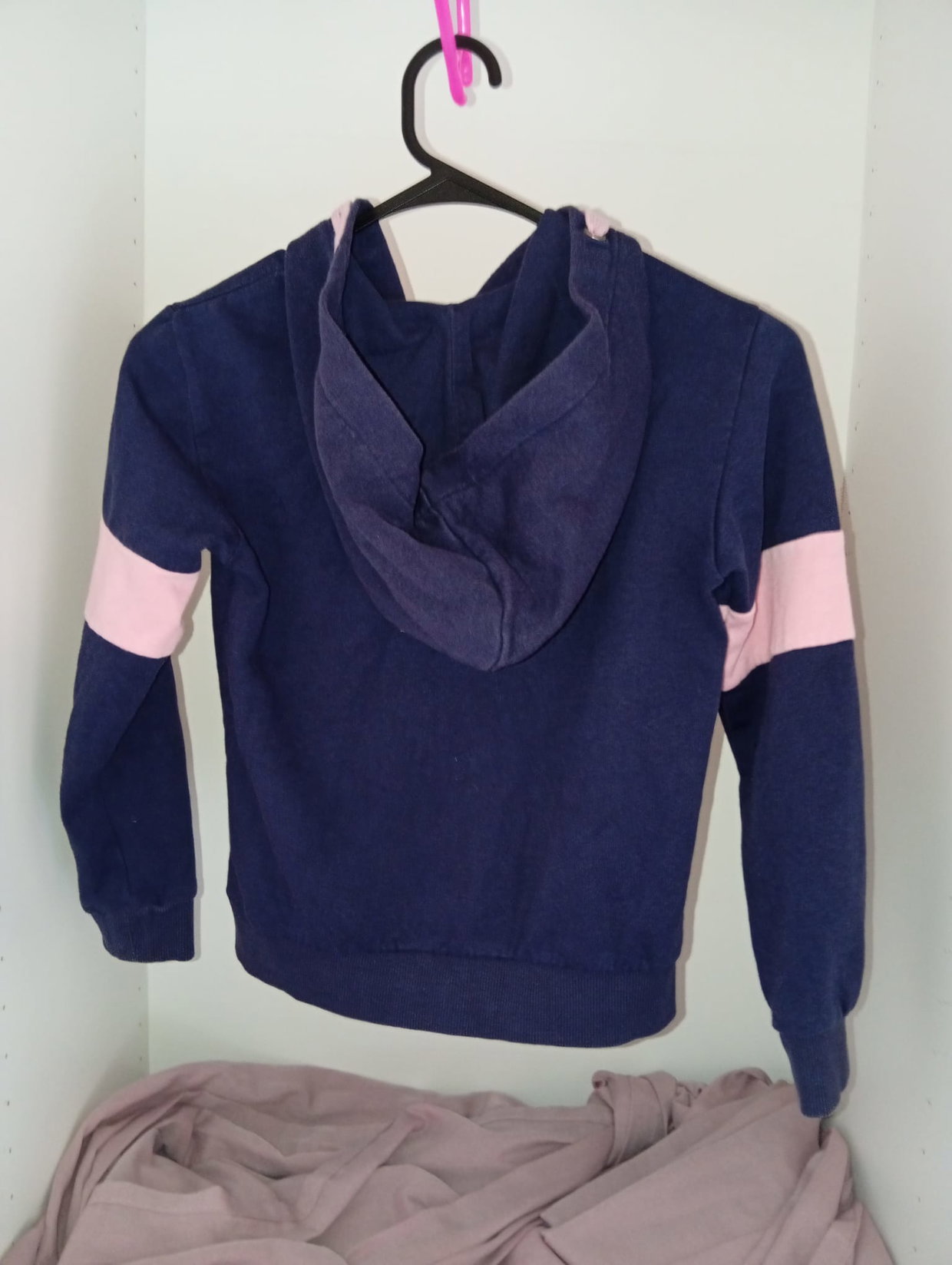 Dunkelblaue Strickjacke mit LA-Motiv 💙🩷