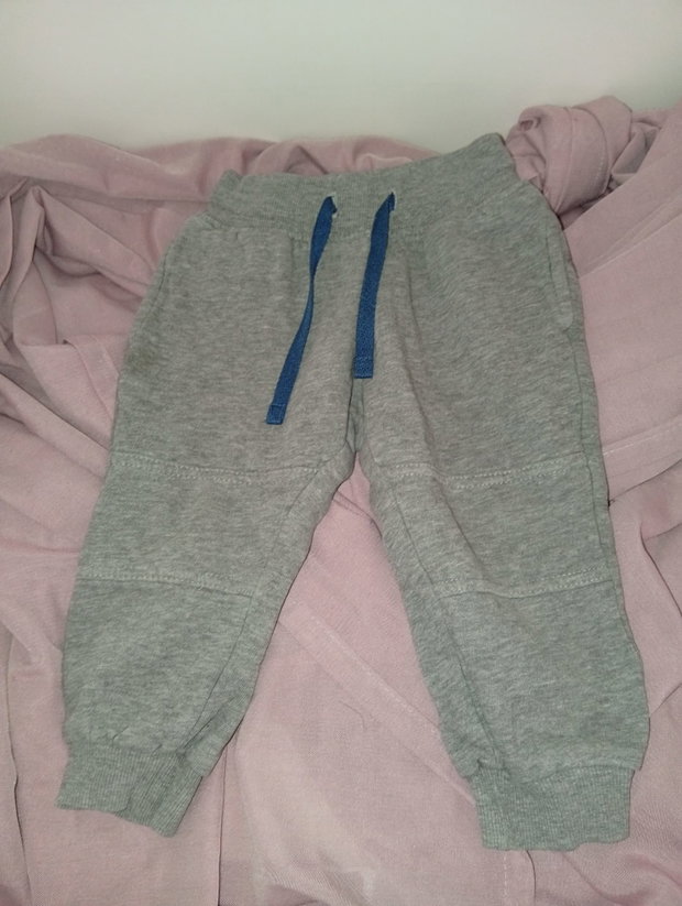 🩶 Graue Jogginghose mit blauen Kordeln – Größe 86