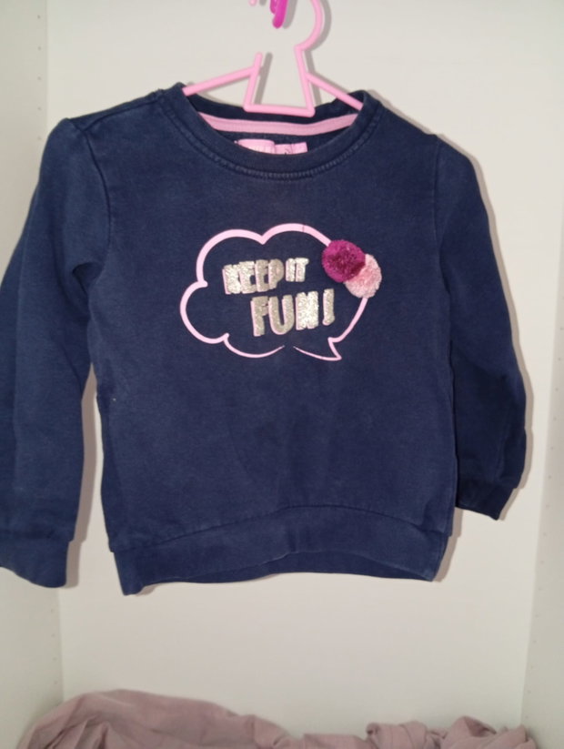💙 Blauer Pullover „Keep It Fun!“ mit zwei Pompoms – Größe 104