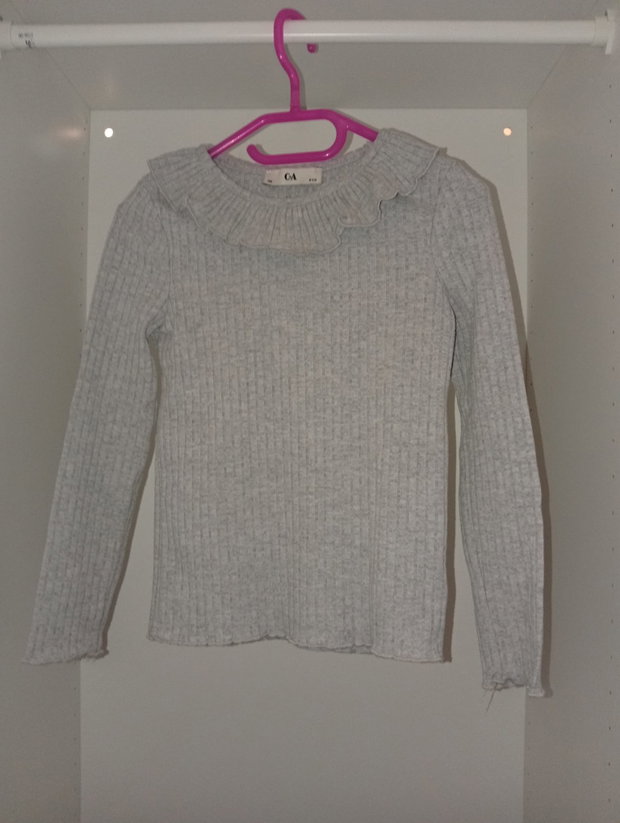 🩶 Hellgrauer Rippstrickpullover mit Rüschenkragen – Gr. 128