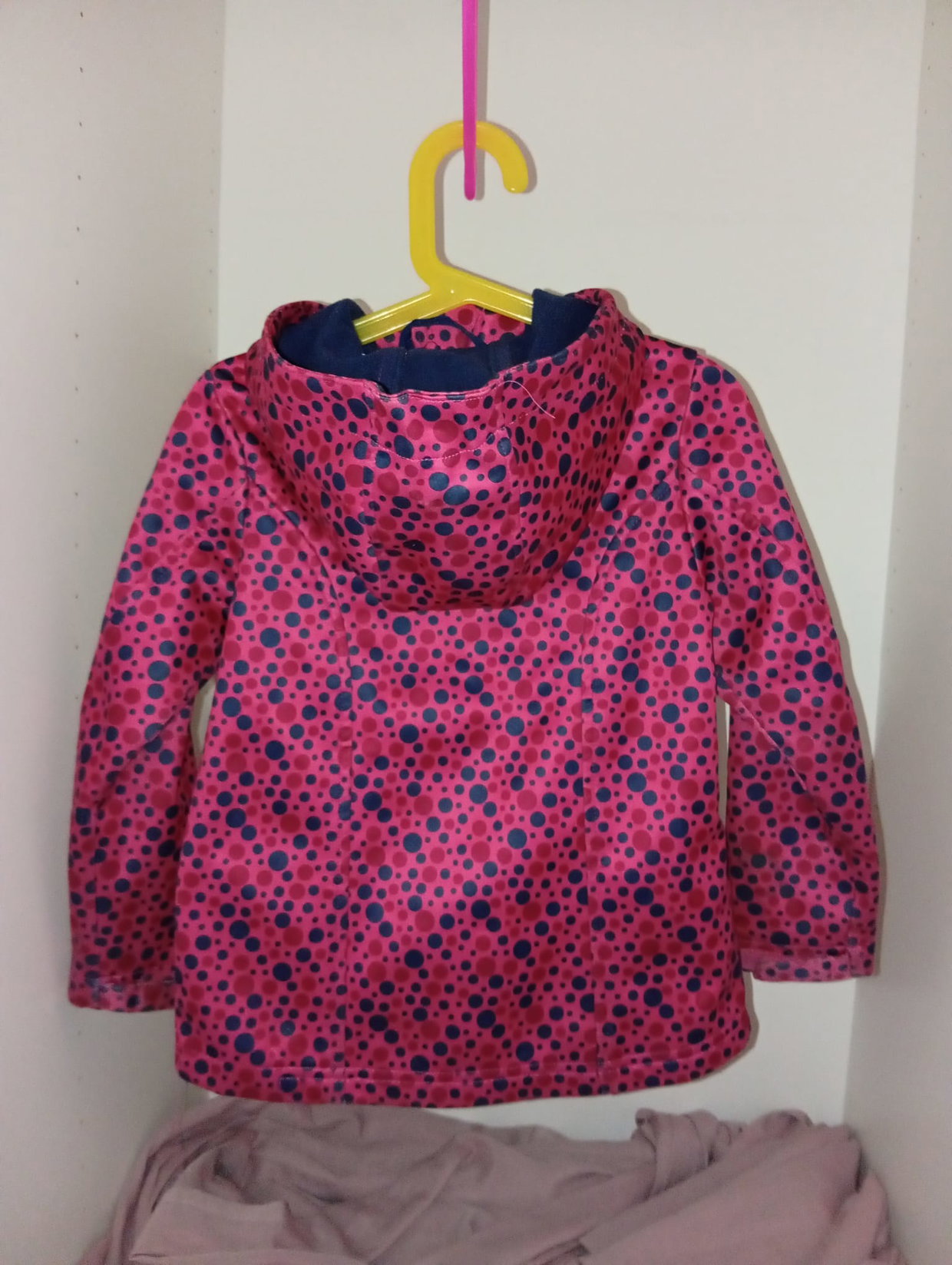 🩷 Pink-blaue Softshelljacke mit Punkten – Gr. 110/116