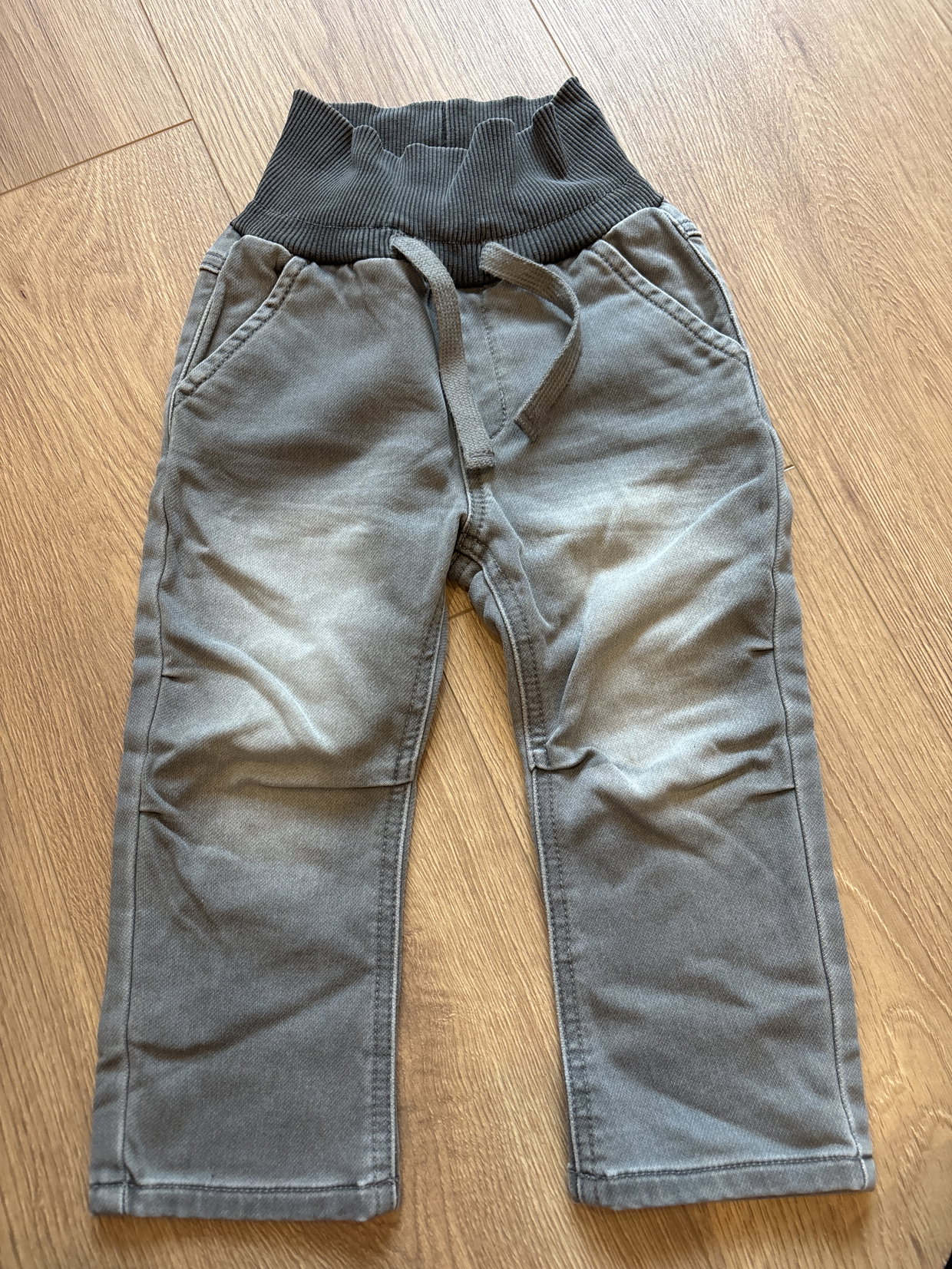Graue Jeans 