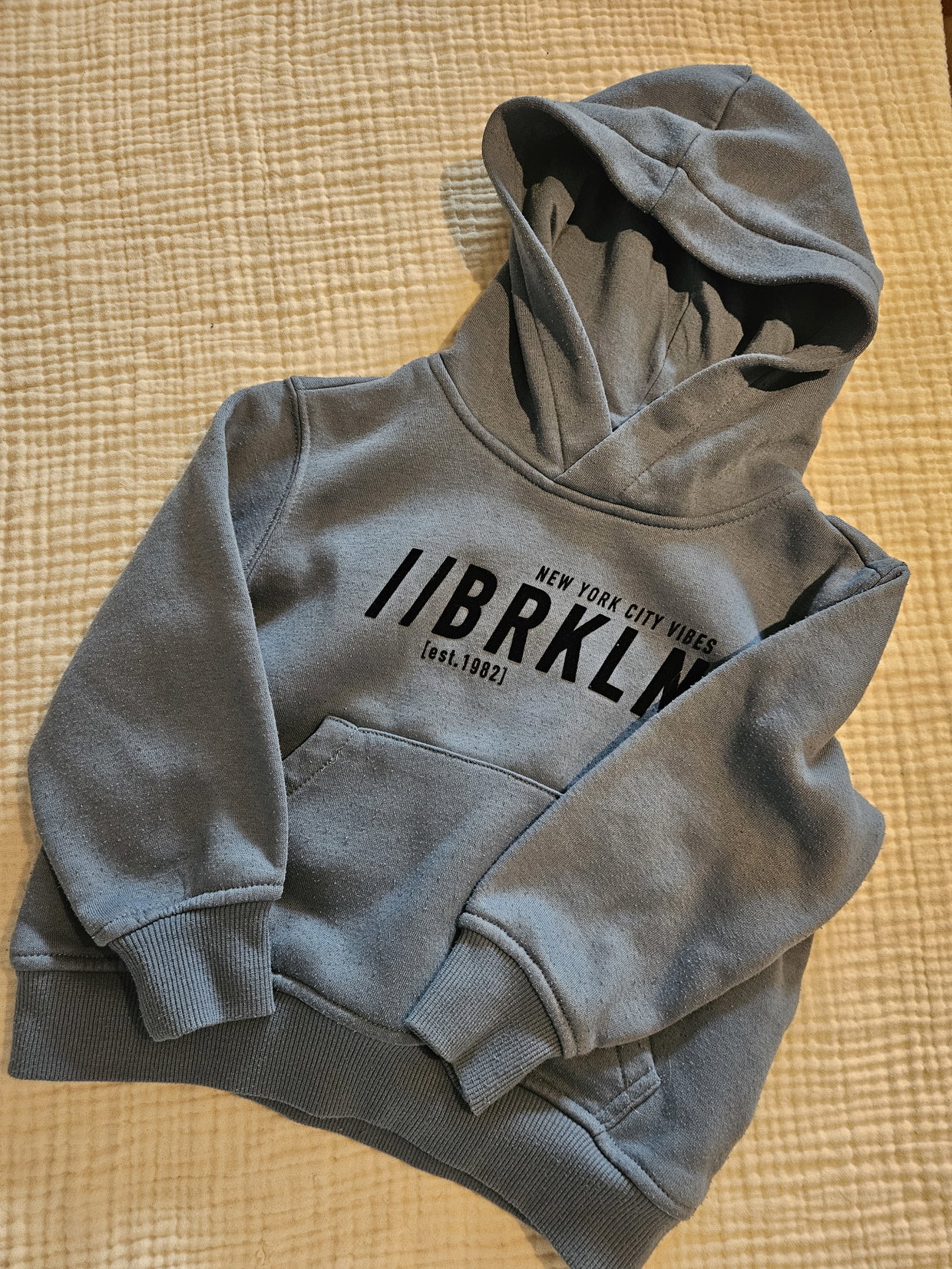 Blauer Kapuzenpulli 