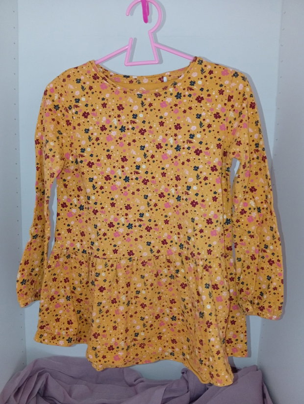 🌼 Senfgelbes Langarmshirt mit Blumenmuster – Größe 116
