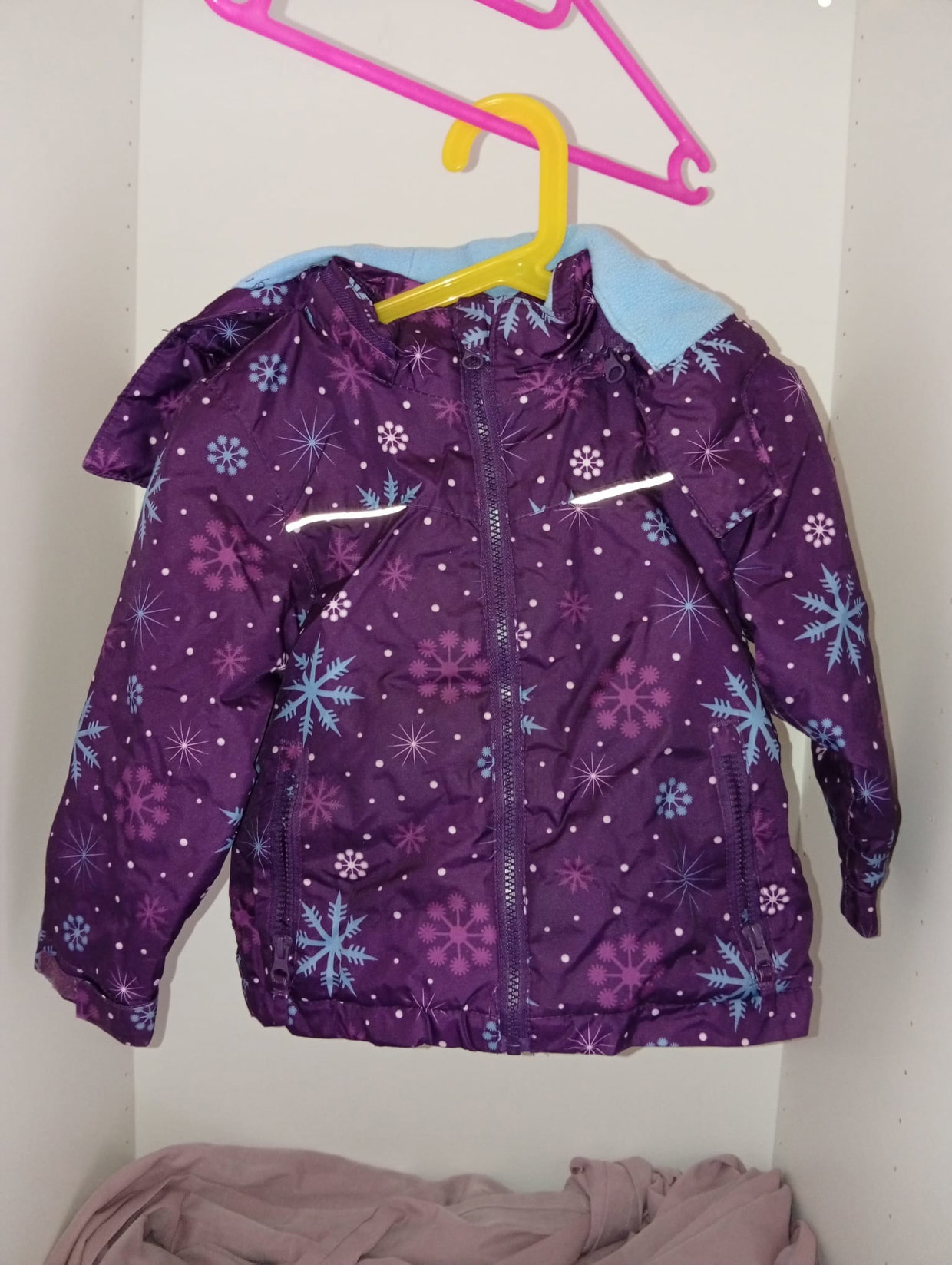 Lila Skijacke mit Schneeflocken ❄️💜