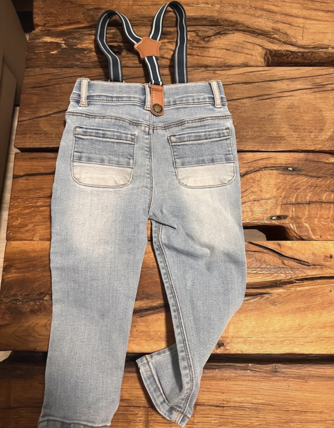 Jeanshose mit Hosenträgern 80