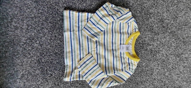 Weißes Langarmshirt mit Streifen