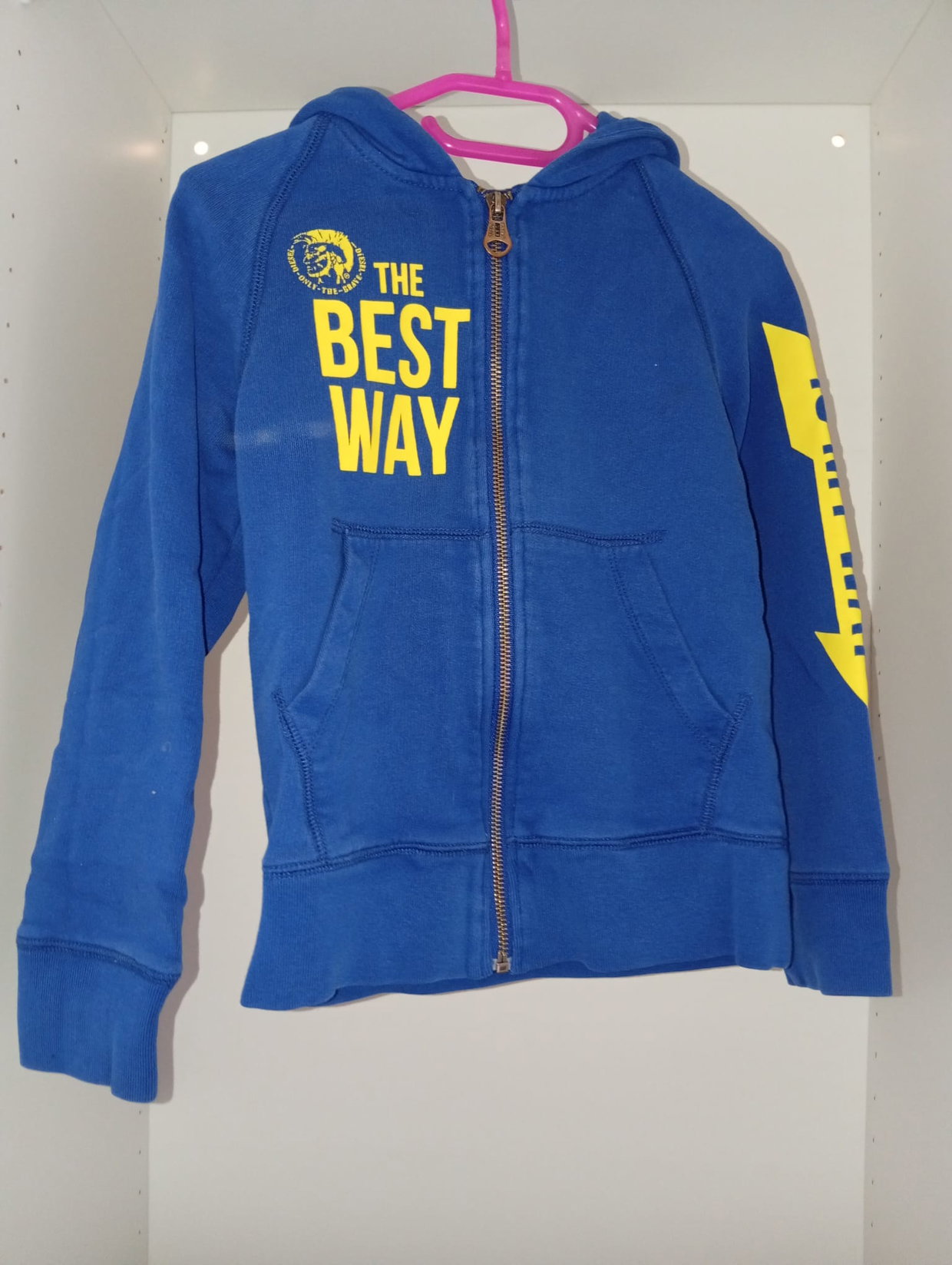 Blaue Strickjacke mit Aufschrift 💙