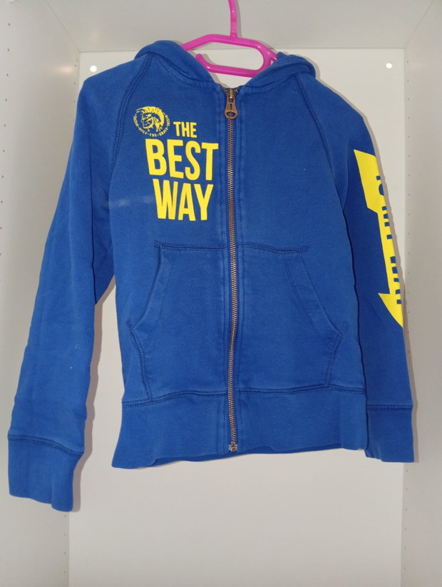 Blaue Strickjacke mit Aufschrift 💙