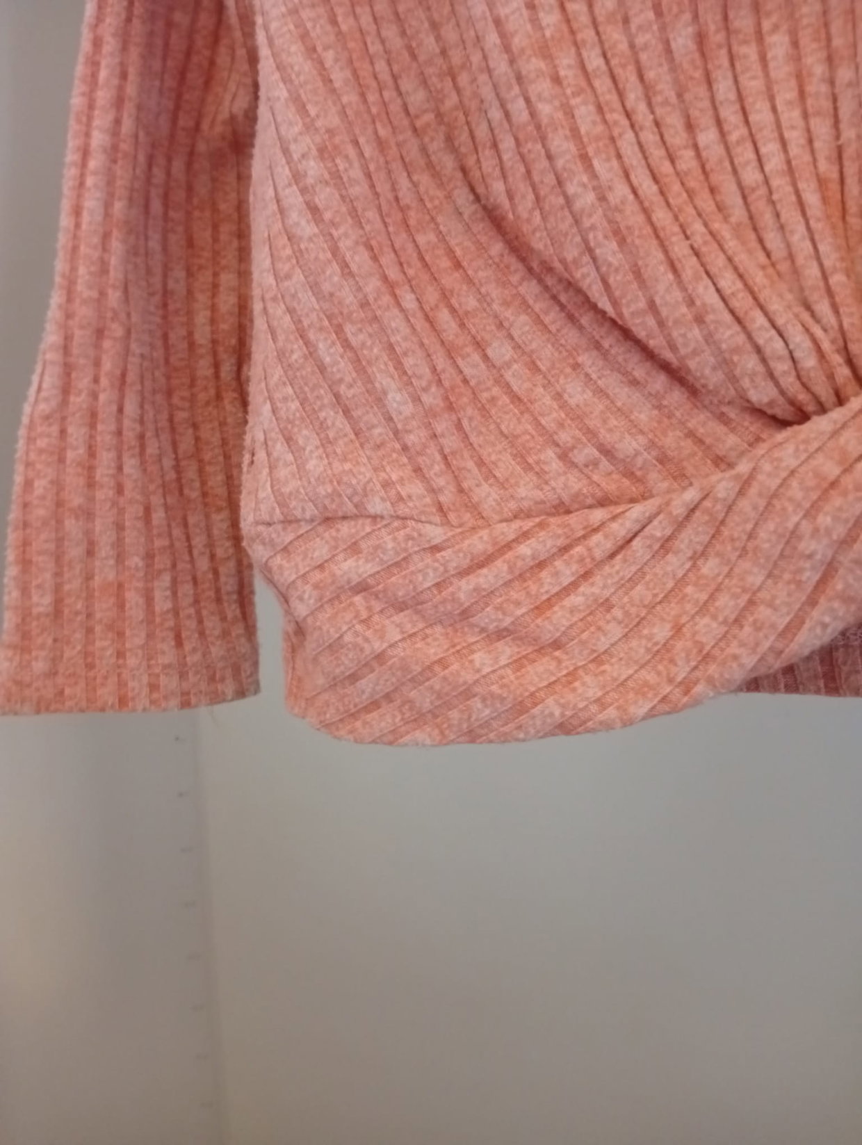 🧡 Korallfarbener Cordpullover mit Wickeloptik