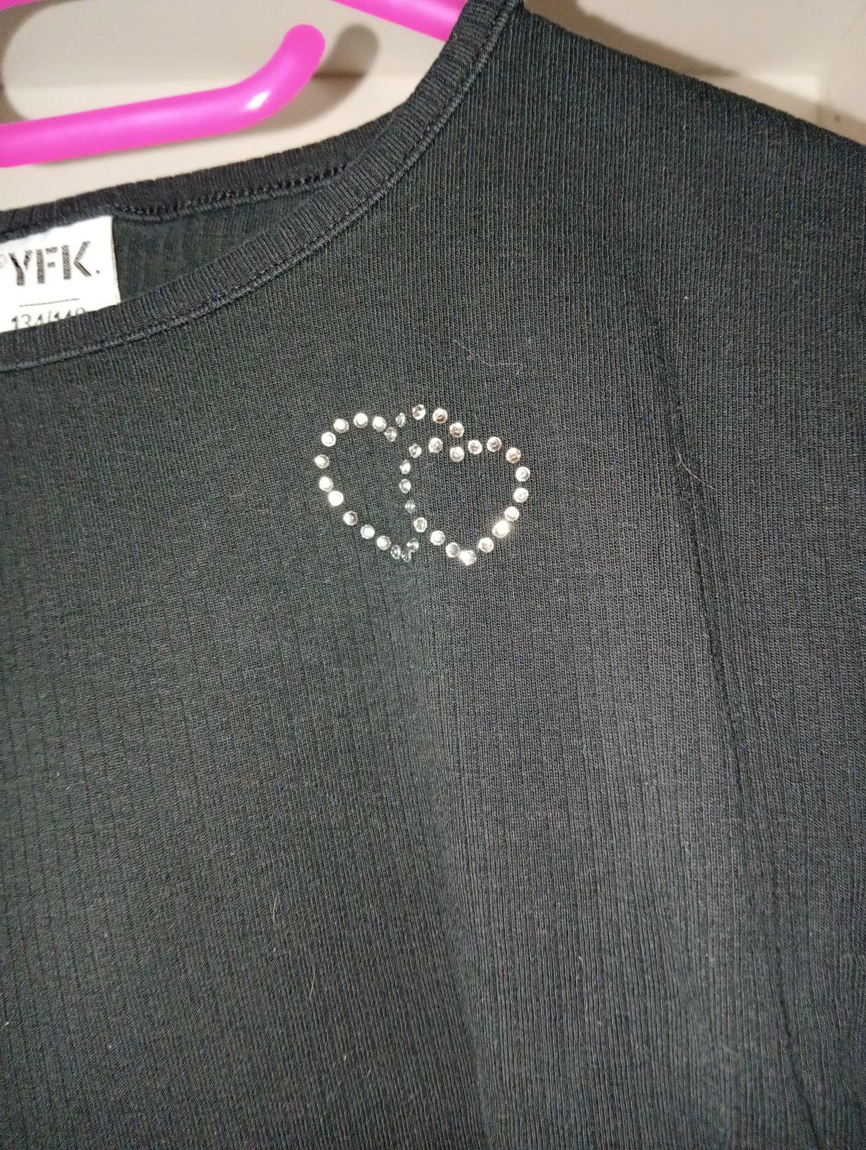 🖤 Schwarzer Pullover mit glitzernden Herzen – Gr. 134/140