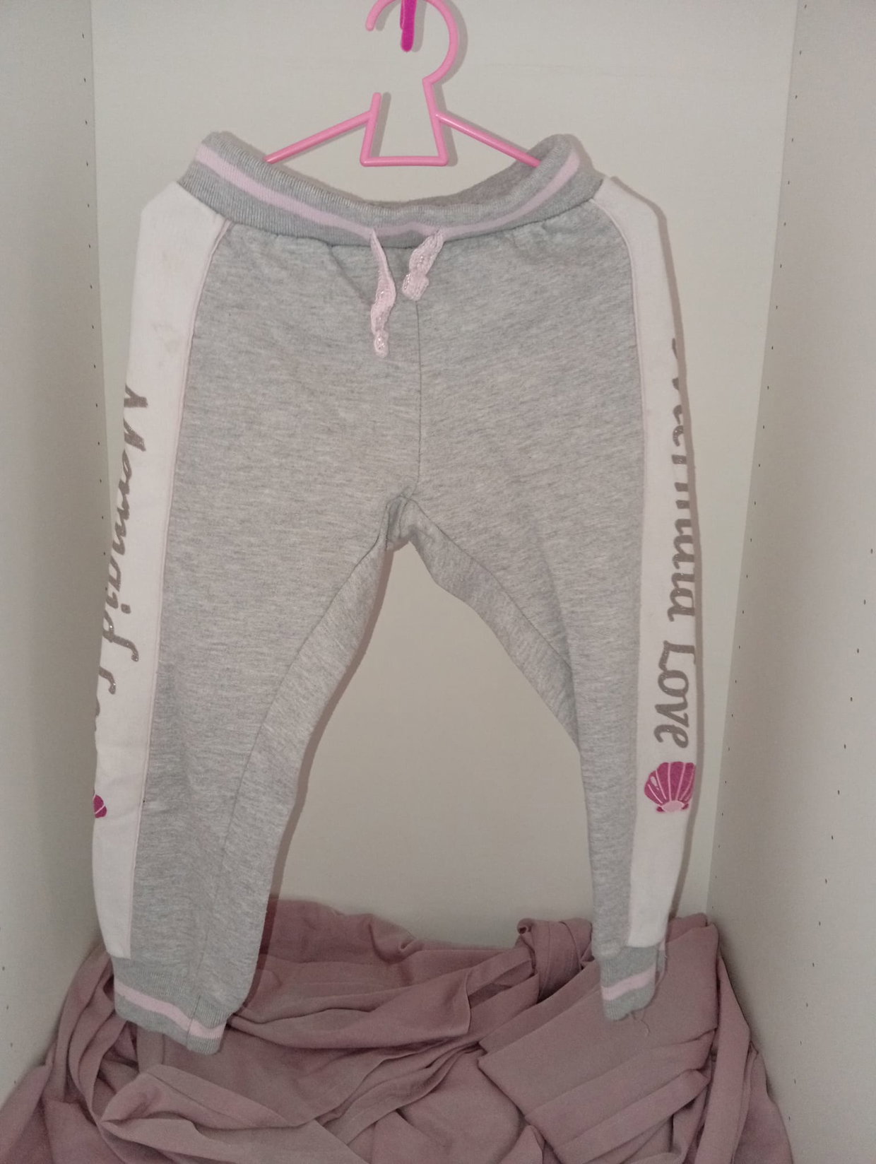 🩷🩶 Grau-weiße Jogginghose mit „Mermaid Love“-Aufdruck – Größe 110