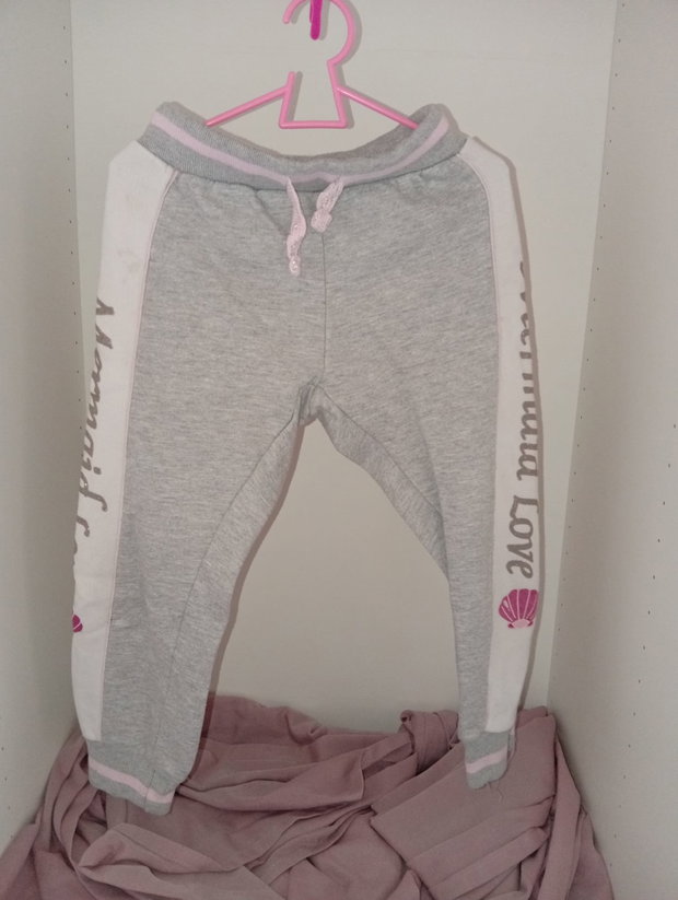 🩷🩶 Grau-weiße Jogginghose mit „Mermaid Love“-Aufdruck – Größe 110