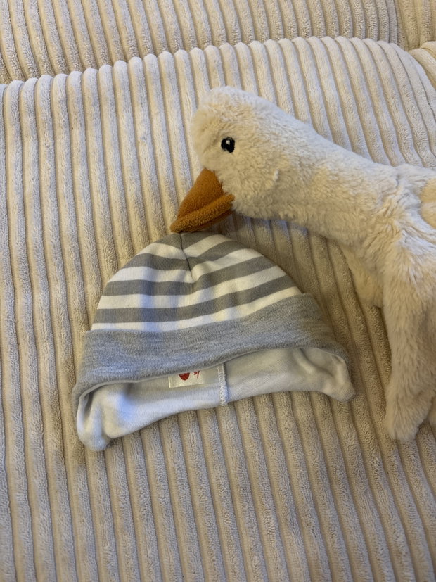 Newborn Mütze grau/weiß gestreift 