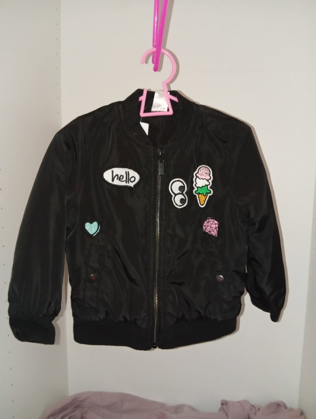 🖤 Schwarze Jacke mit bunten Aufnähern – Gr. 86/92