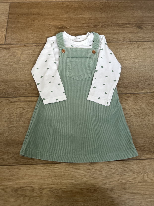 Cordkleid grün mit Pulli 92