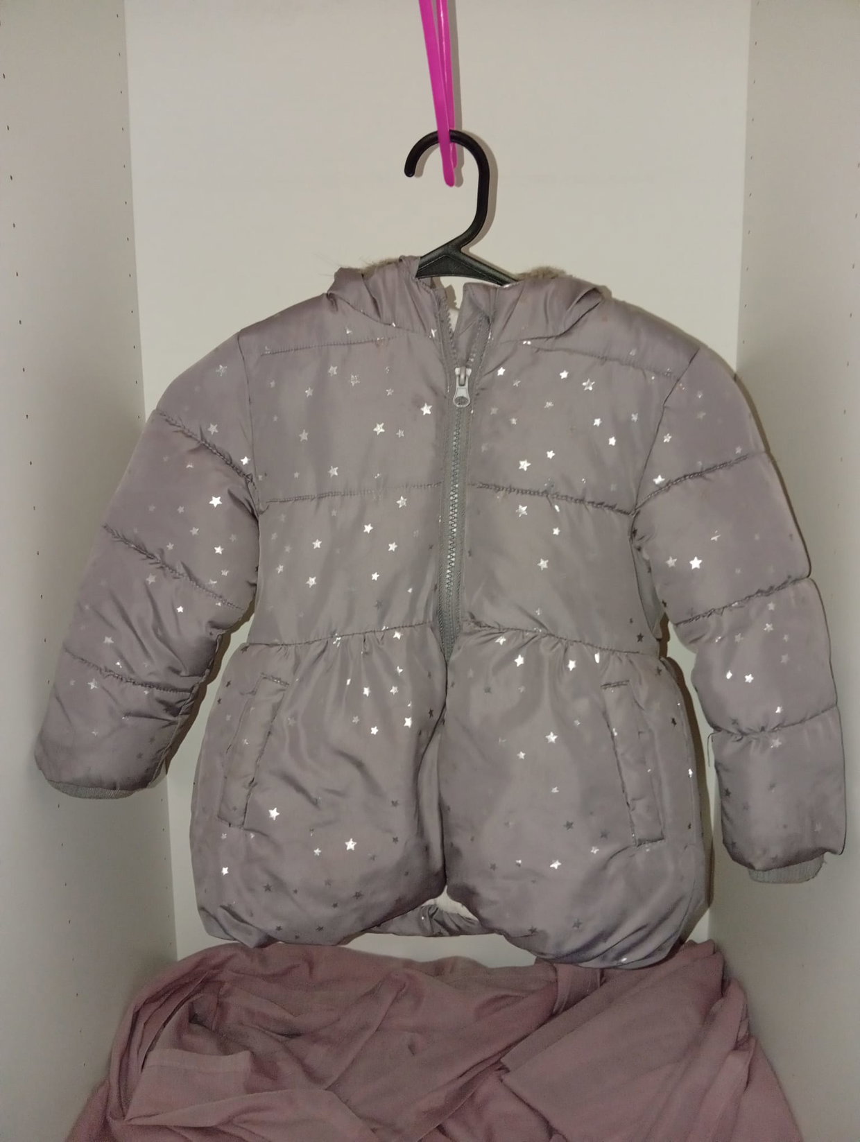 ⭐ Graue Herbst-/Winterjacke mit Sternenmuster – Gr. 104