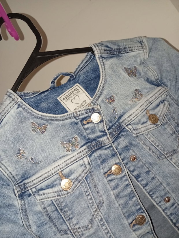 🦋 Hellblaue Jeansjacke mit Schmetterlingen – Gr. 128