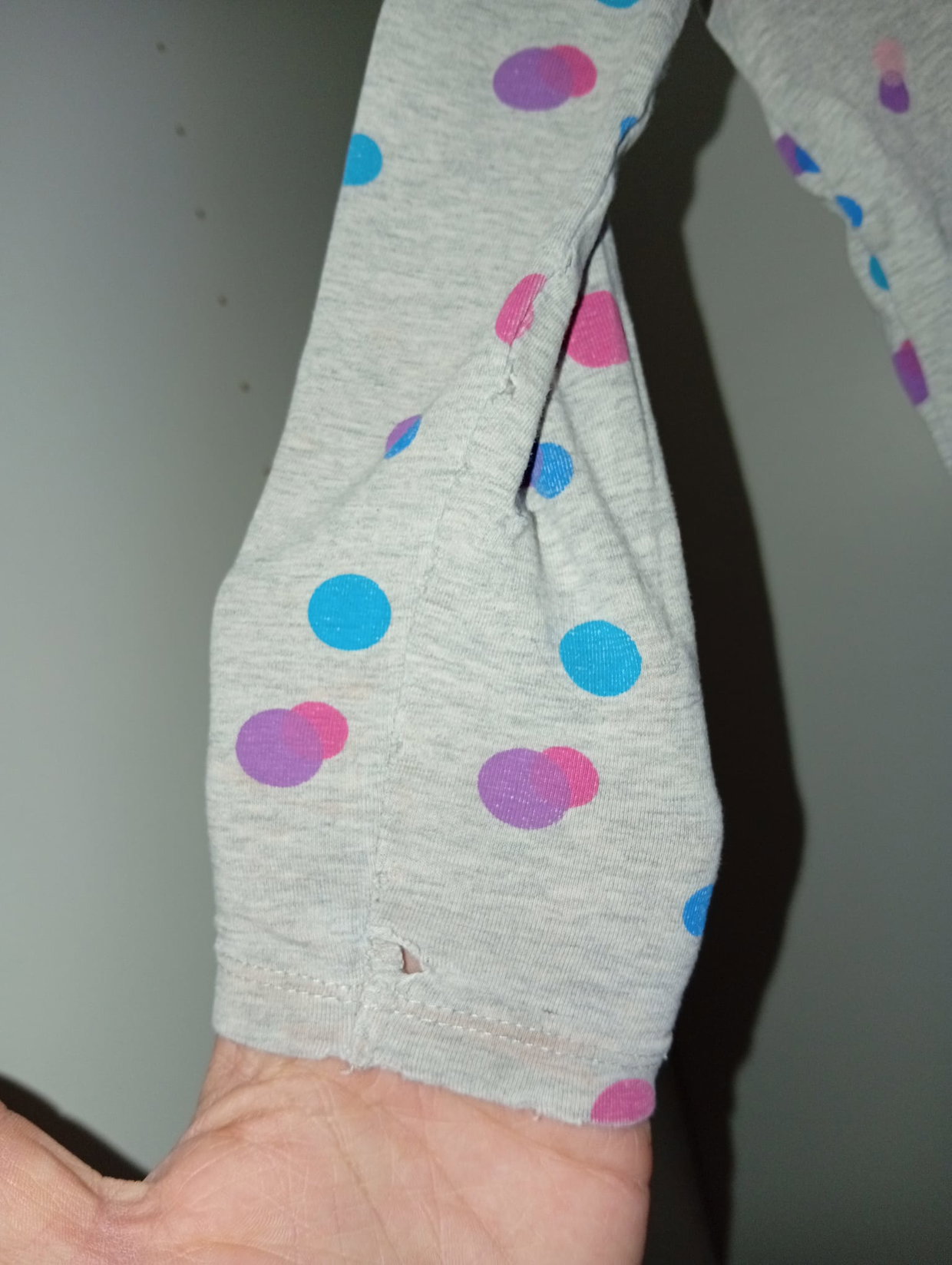 🩶🌈 Grauer Pullover mit bunten Punkten – Größe 110/116