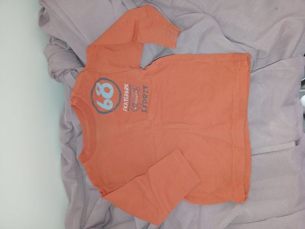 🧡 Orangefarbener Langarm-Pullover mit Skatepark-Motiv – Größe 80