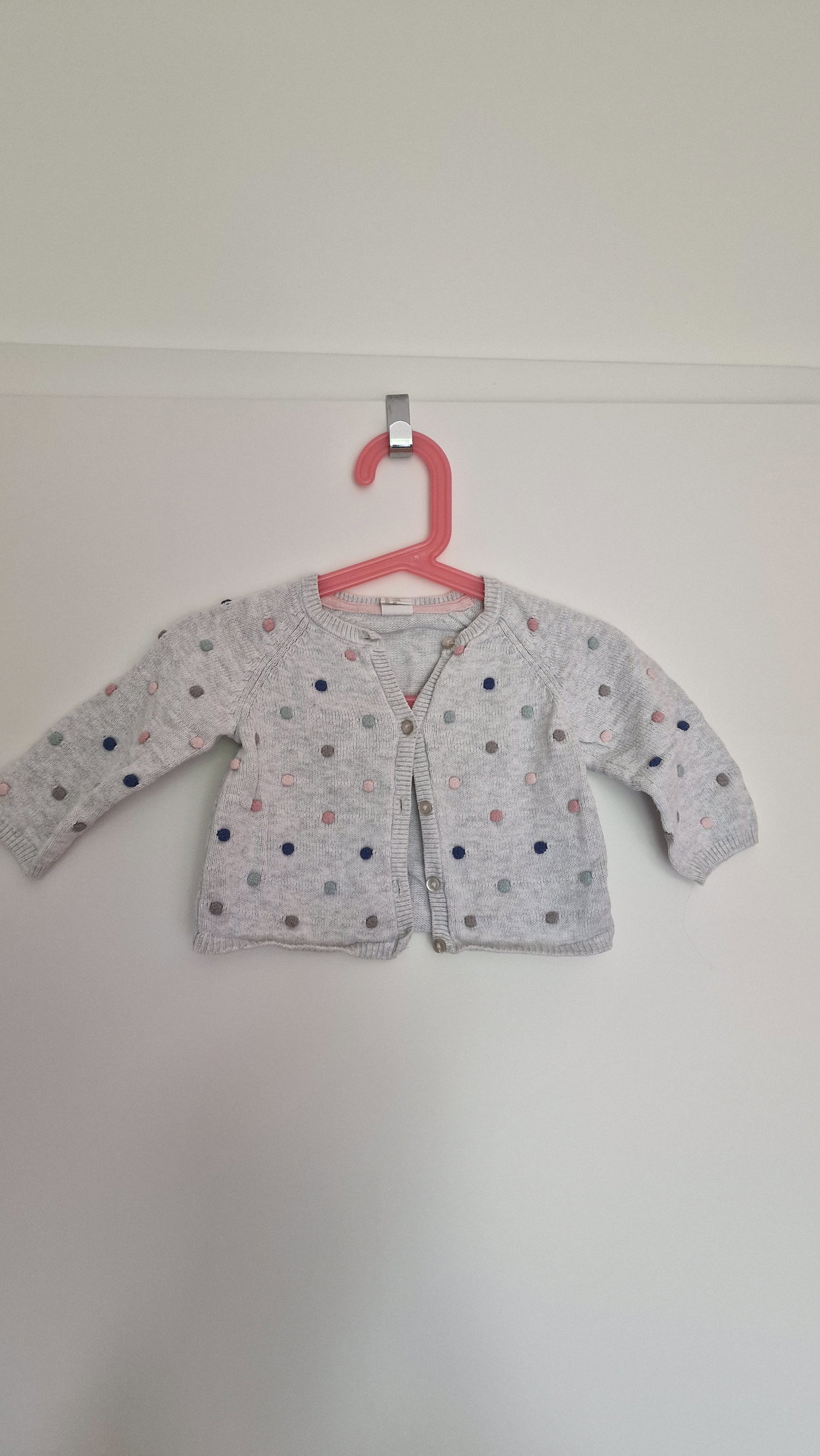 Strickjacke hellgrau (Punkte)